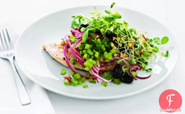 Hühnerpaillard mit schwarzer Olive und Sprossensalat