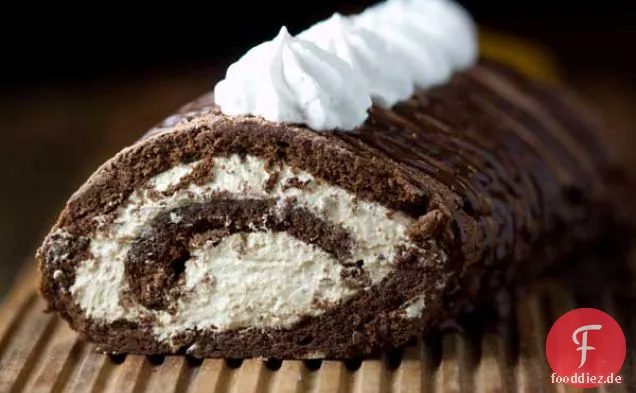 Schokoladenkuchenrolle mit Cappuccino-Creme