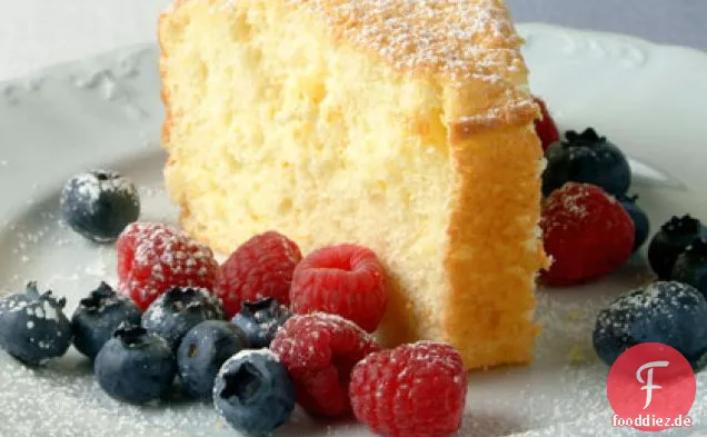 Orangenkuchen mit frischen Beeren