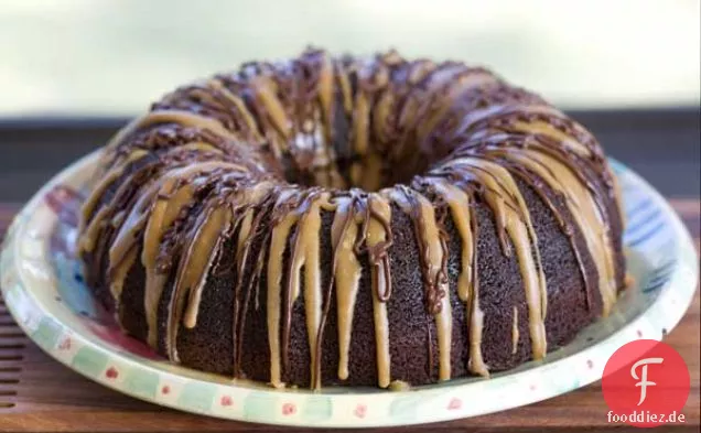 Karamell Drizzle Schokolade Bundt Kuchen