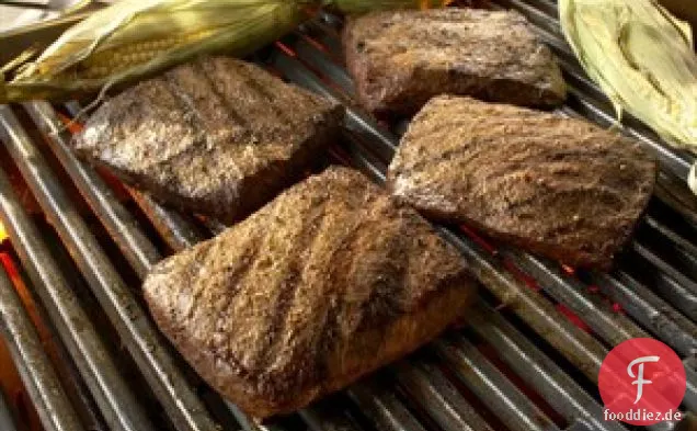Flat Iron Steaks mit gegrilltem Mais und Kreuzkümmel-Limettenbutter