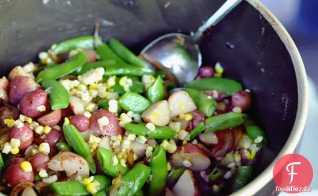 Kartoffeln, Bohnen und Mais in zitronenbrauner Buttersauce