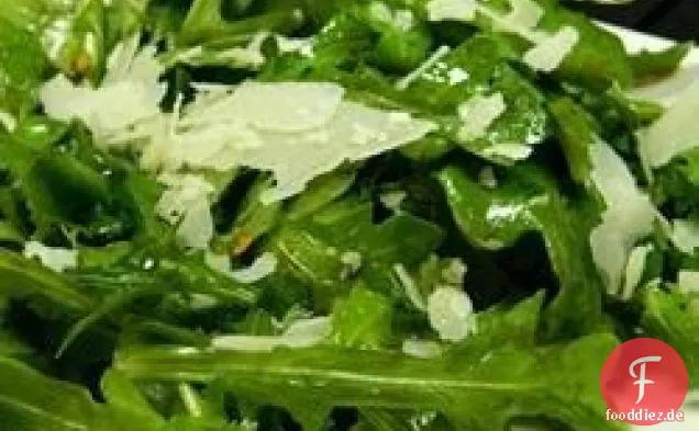 Wilde Rucola (Rucola) und Parmesan-Salat