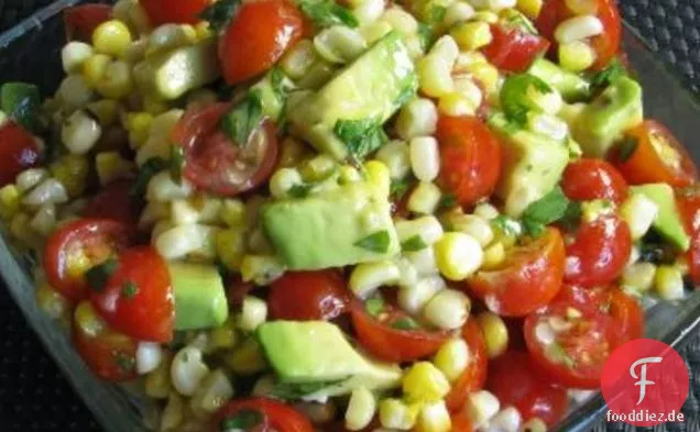 Gegrillter Mais-, Avocado- und Tomatensalat mit Honig-Limetten-Dressing