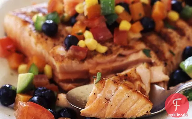 Gegrillter Lachs mit frischer Blaubeer-Mais-Salsa
