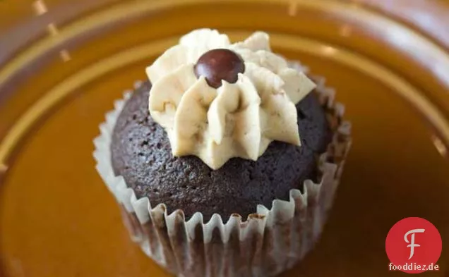 Schokoladen-Cupcake mit Erdnussbutter-Zuckerguss
