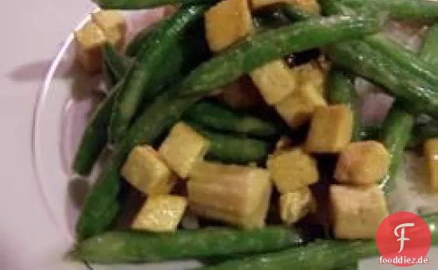 Kokosnuss-Curry-Tofu mit grünen Bohnen und Kokosreis
