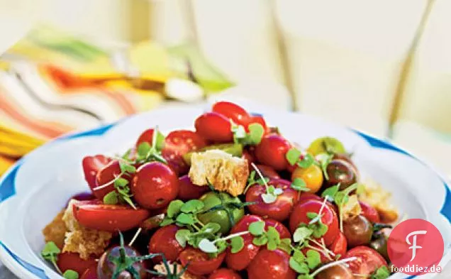 Erbstück Tomaten, Baby Basilikum und Sauerteigsalat