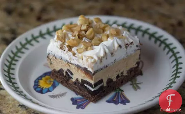 Geschichtete schwarze Seide Eis Brownie Dessert