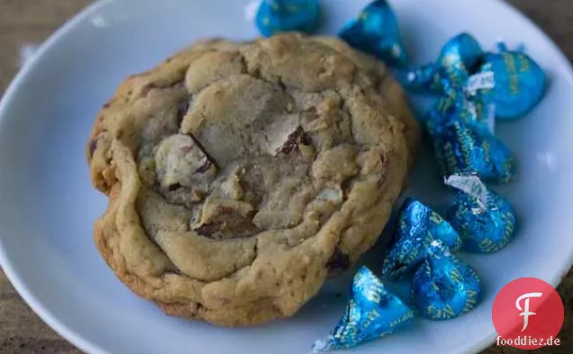 Stephanie ' s Chocolate Chunk Macadami Kiss Cookies