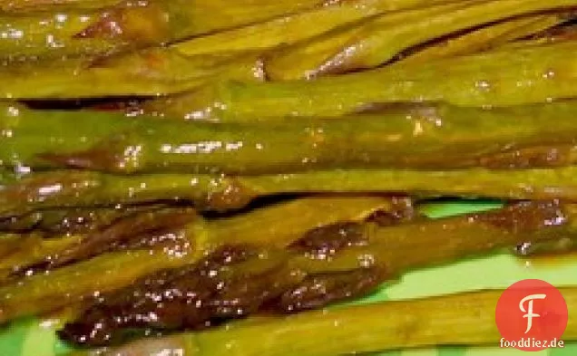 Asiatisch inspirierter gegrillter Spargel