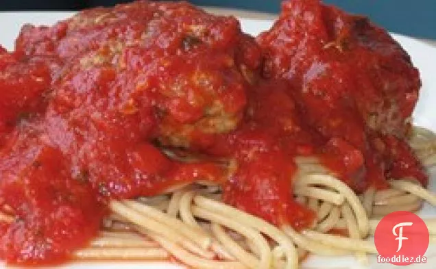 Spaghetti-Sauce mischen