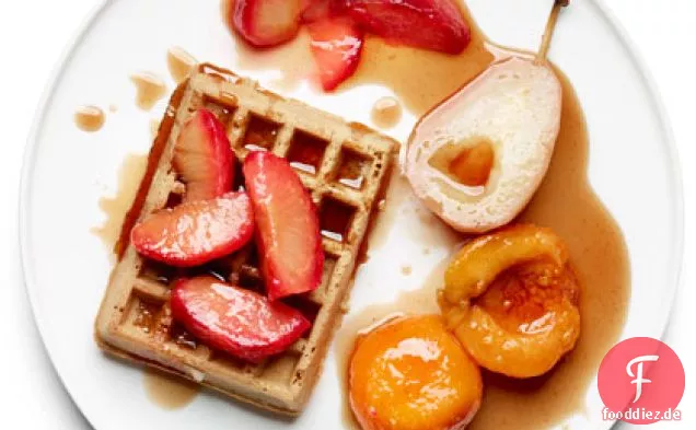Pochierte Früchte über Waffeln