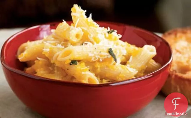 Pasta mit Winterkürbis und Pinienkernen