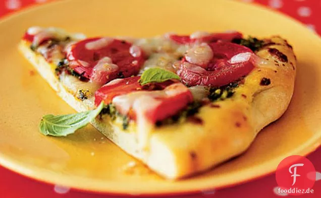 Pesto Pizza mit geschnittenen Tomaten