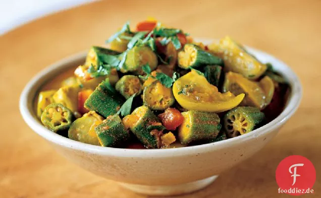 Roter Samt Okra und Tomatillos im indischen Stil