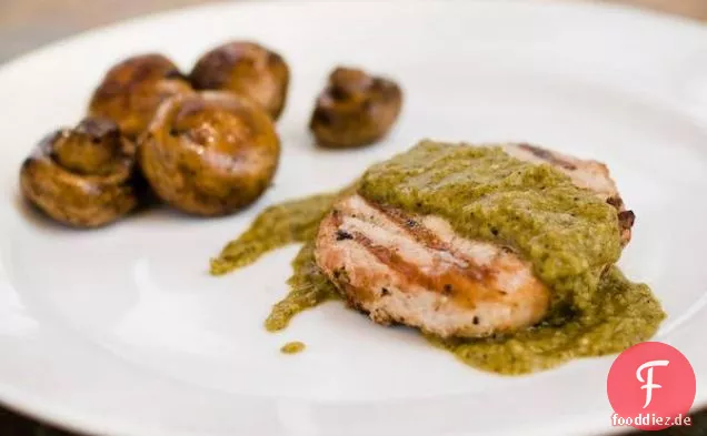 Schweinekotelett ohne Knochen mit Tomatillo und Poblano-Pfeffersauce