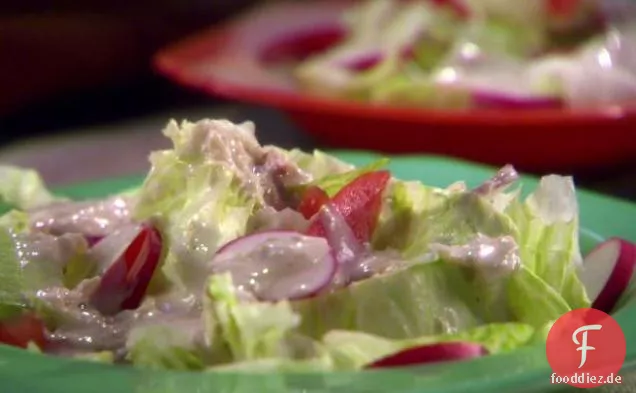 Einfacher Salat mit cremig geröstetem Tomatillo-Dressing