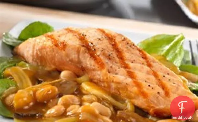 Gegrillter Lachs über warmem toskanischem Bohnensalat