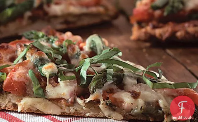 Pizza mit Tomaten, Spargel und basilikum