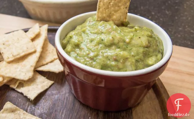 Geröstete Tomatillo Jalapeno Salsa mit Avocado