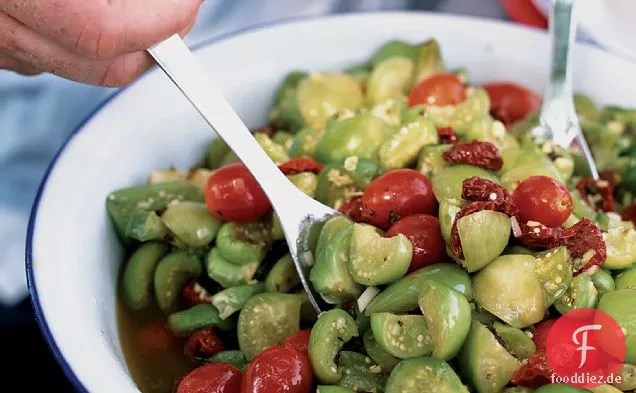 Spritziger Tomatillo-Salat mit sonnengetrockneten Tomaten