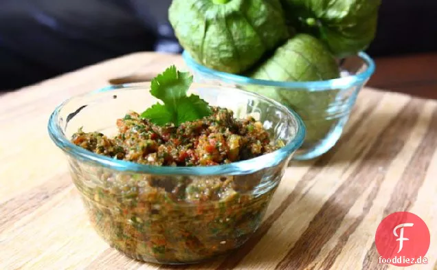 Gebratene Tomatensalsa mit frischem Koriander und Tomatillos