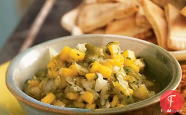 Geröstete Tomatillo-Mango Salsa mit Gewürzten Tortilla-Chips