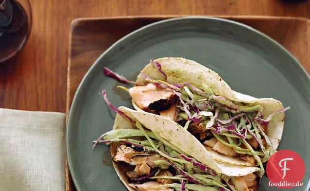 Trocken geriebene Lachs-Tacos mit Tomatillo-Avocado-Slaw
