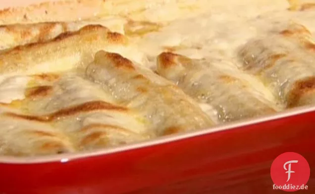 Maniladas mit weißem Käse und gerösteten Tomatillo-Saucen
