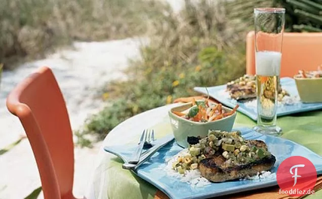 Gegrillte Schweinekoteletts mit Tomatillo, Mais und Avocado-Salsa