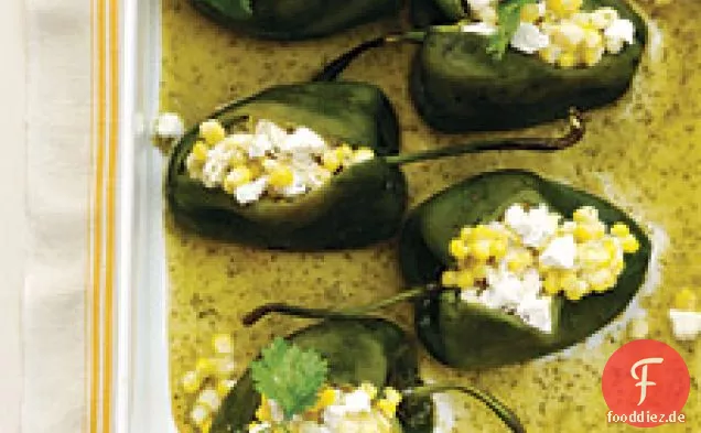 Mais-gefüllte Poblano Chilis