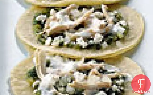 Weich Gebratene Tortillas mit Tomatillo-Salsa und Huhn