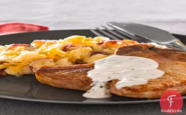 Schweinekoteletts mit voll beladenen Kartoffelpüree