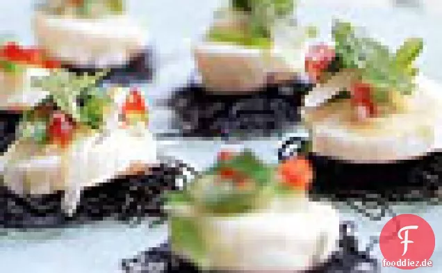 Jakobsmuschel-Ceviche auf schwarzen Nudelkuchen mit Koriander-Salsa