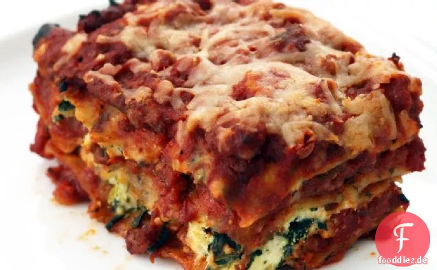 Lasagne mit hausgemachten Basilikumnudeln und Wurst-Tomatensauce