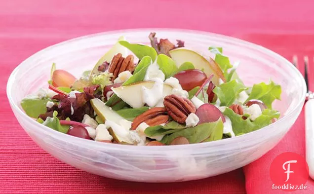 Gemischte Grüns mit Birnen-Pekannuss-Salat