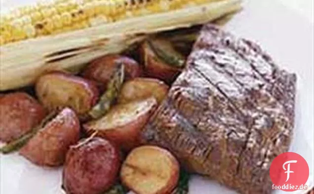 Gegrilltes Flankensteak mit gebratenem Gemüse und Mais