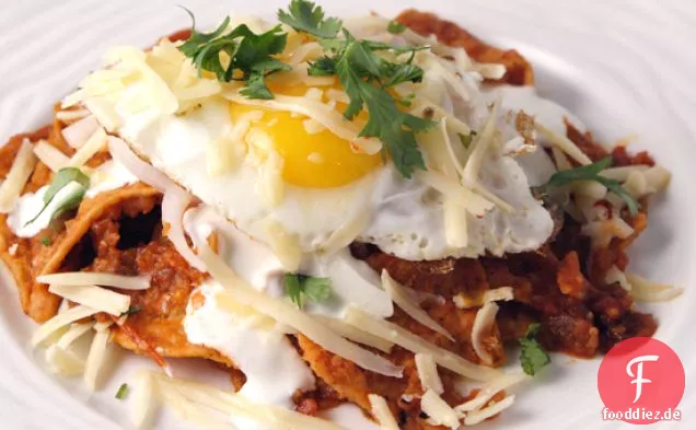 Chilaquiles mit Salsa und Eiern