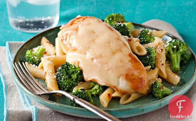Toskanisches italienisches Huhn mit Penne & Brokkoli
