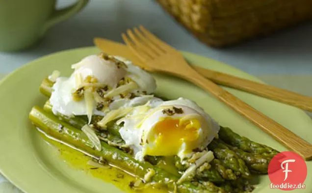 Spargel mit pochierten Eiern und Parmesan