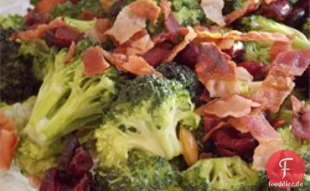 Frischer Brokkolisalat im Deli-Stil