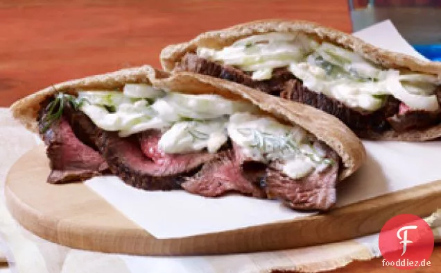 Gegrilltes Steak mit Tzatziki-Salat