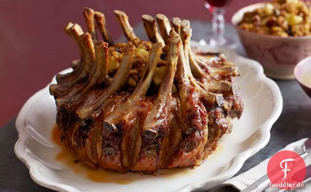 Schweinekronenbraten mit Apfel-Pecan-Füllung und Soße
