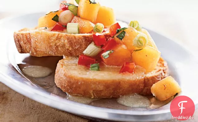 Bruschetta mit Pfirsichsalsa und geschmolzenem Brie