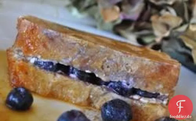 Einfaches Blaubeeren-Sahne-French-Toast-Sandwich mit Orangen-Ahornsirup