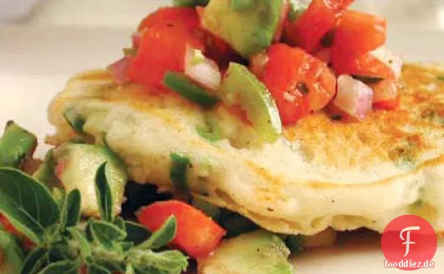 Grüne Zwiebelpfannkuchen mit Tomaten-Avocado-Salsa