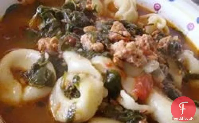 Knoblauch-Tortellini-Suppe mit Wurst, Tomaten und Spinat