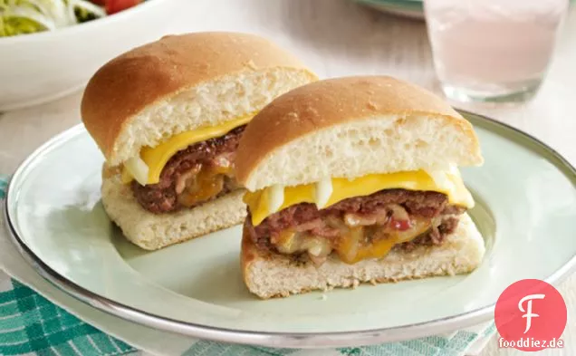 Gefüllte Burger mit Speck, Doppelkäse & Zwiebel