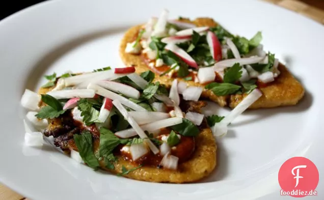 Abendessen heute Abend: Huaraches mit schwarzen Bohnen und Rettich